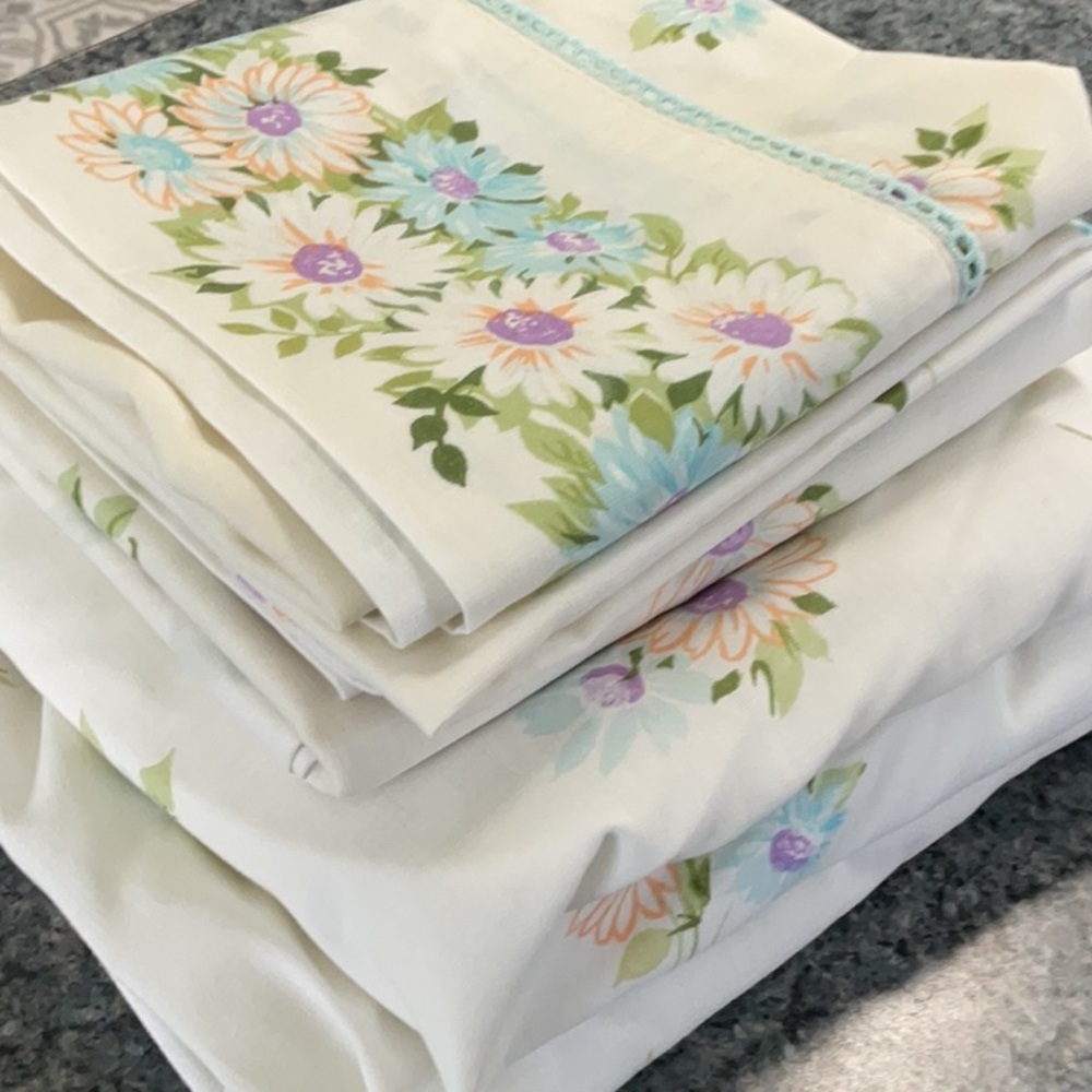 🩵 Pequot vintage twin fitted sheet with two standard pillowcases